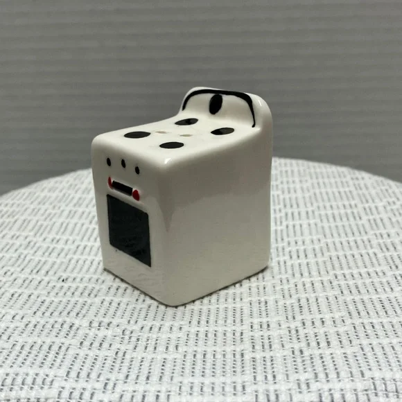 Vintage Style Salt and Pepper Shakers - Picture 6 of 7